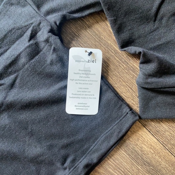 Black Crop Long Sleeve - Picture 4 of 4